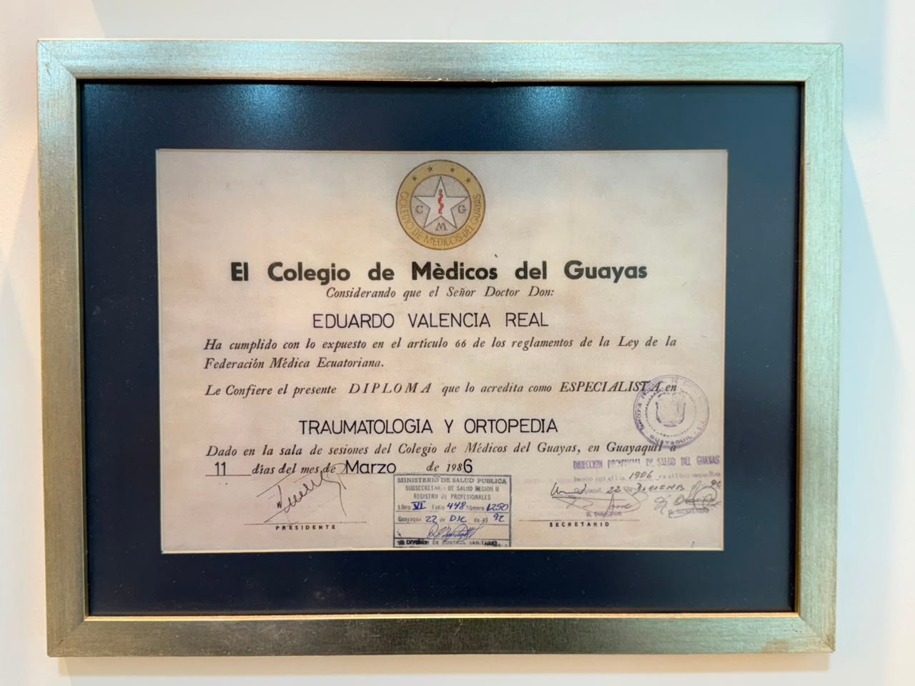Diploma de Especialista en Traumatología y Ortopedia, Colegio de Médicos del Guayas