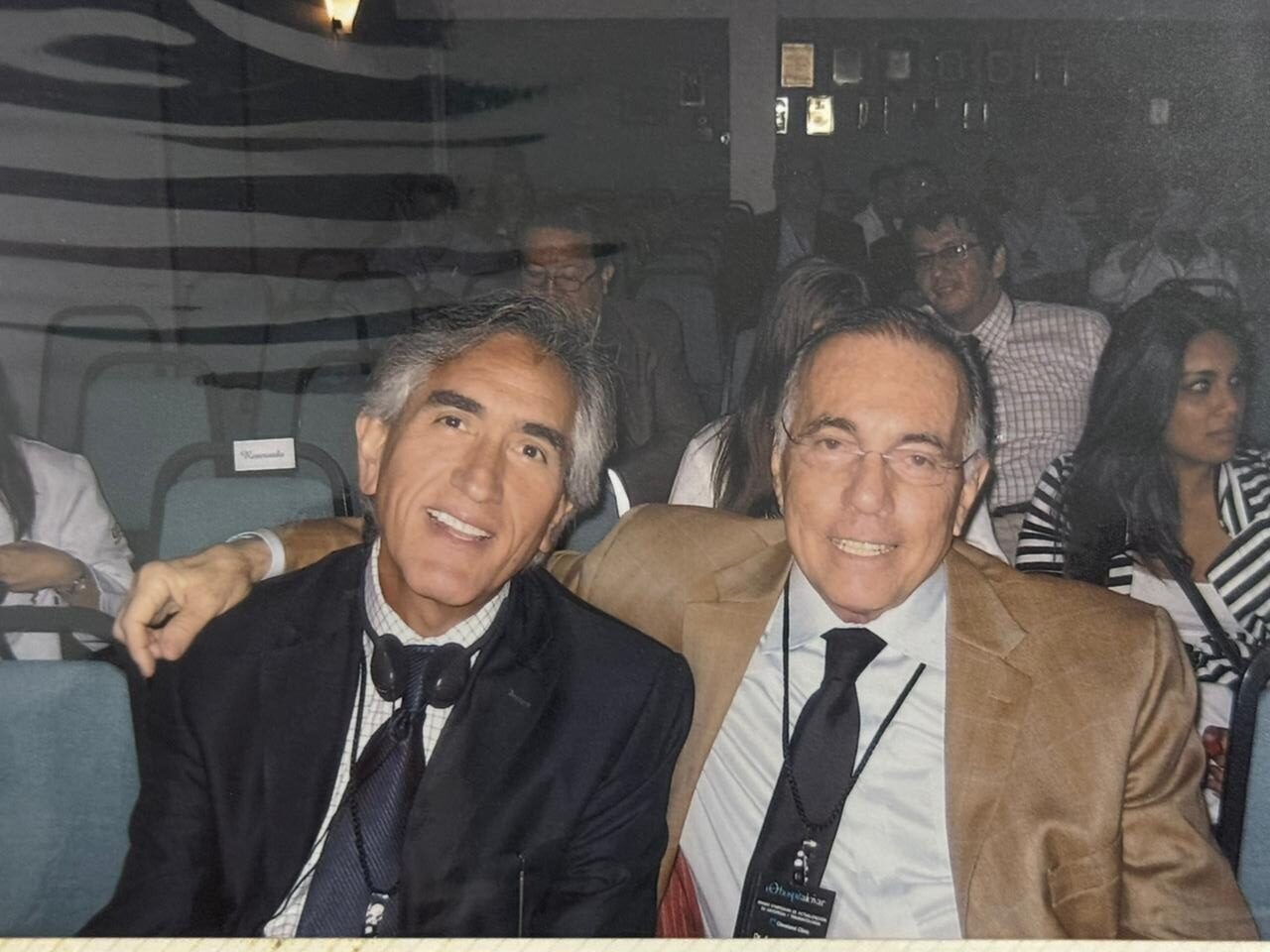 El Dr. Valencia junto al Dr. Eduardo Alcívar Andretta