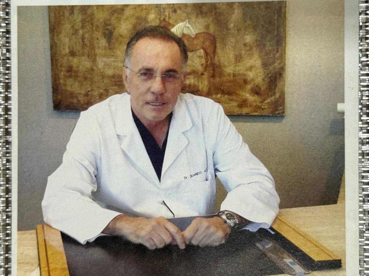 Dr. Eduardo Alcívar Andretta con su equipo médico